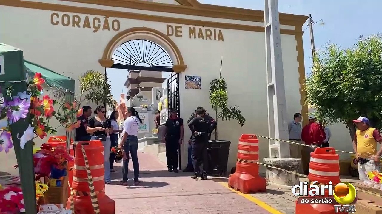 Lágrimas e saudade marcam dia de finados; túmulo mais visitado em Cajazeiras é o de Tia Carmelita