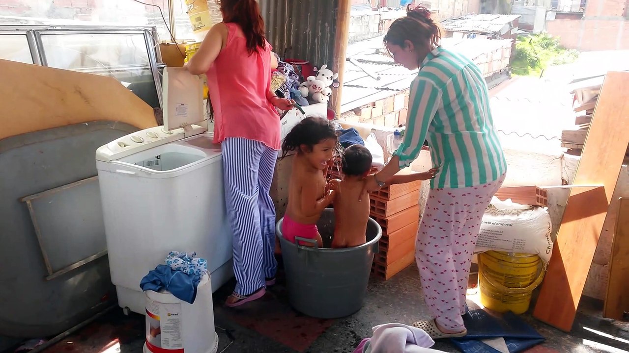 bañando niños