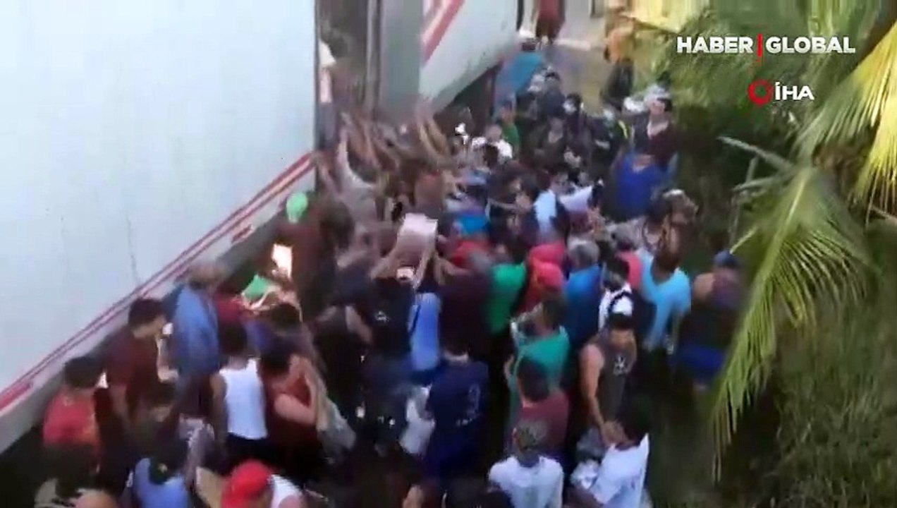 Kaza yapan tırı böyle yağmaladılar