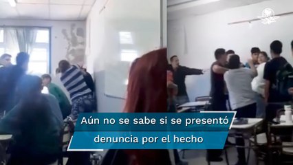 Madre se mete al aula de clases y defiende a golpes a su hijo que era buleado en Argentina