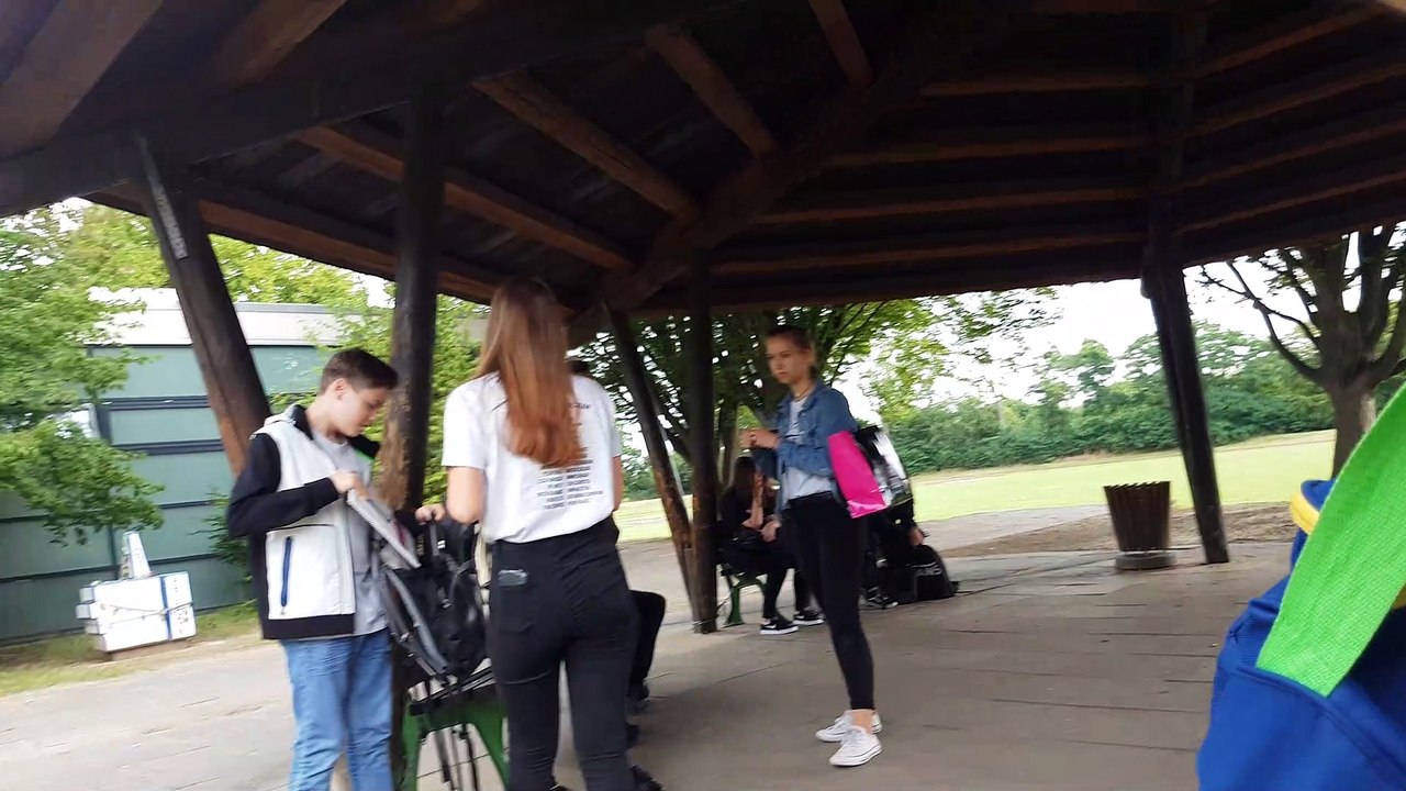 gespannt Warten vor der Turnhalle