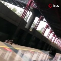 Metronun altında kalmaktan son anda kurtuldu