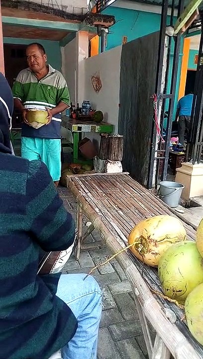 CAPEK JALAN2 MAMPER BELI ES DEGAN DULU GAESSSS!!!