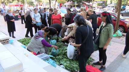 Video herunterladen: Parası ve telefonu çalınan seyyar satıcı kadından alışveriş için kuyruğa girdiler