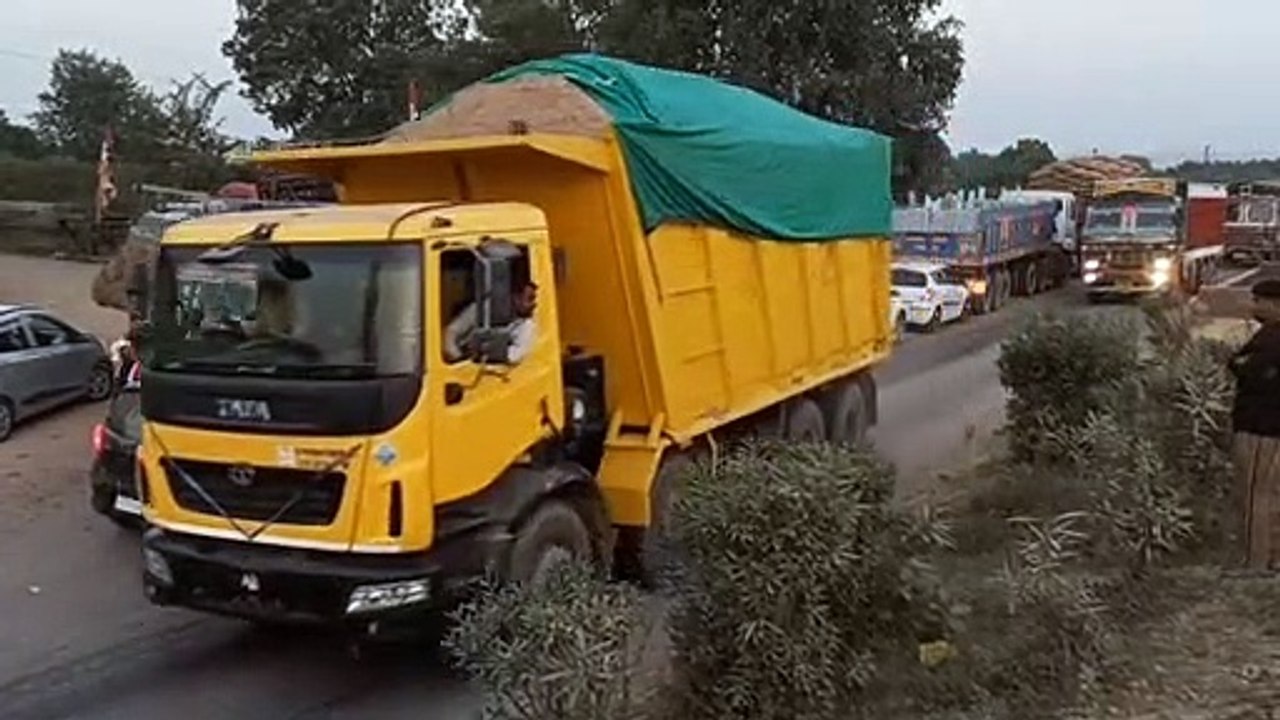 राष्ट्रीय राजमार्ग मेटाडोर ने मारी ट्रैक्टर के टक्कर,1 घंटे हाईवे जाम