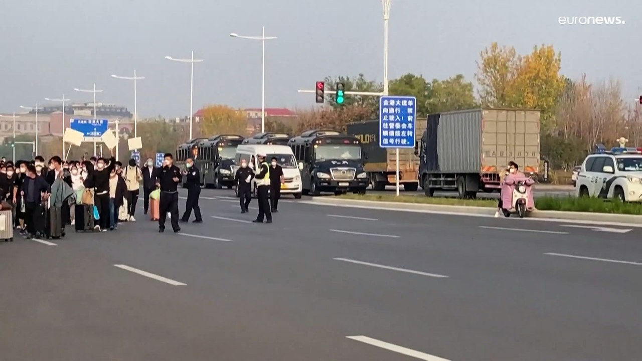 Китай: сотрудники завода Foxconn массово бежали из-за карантина