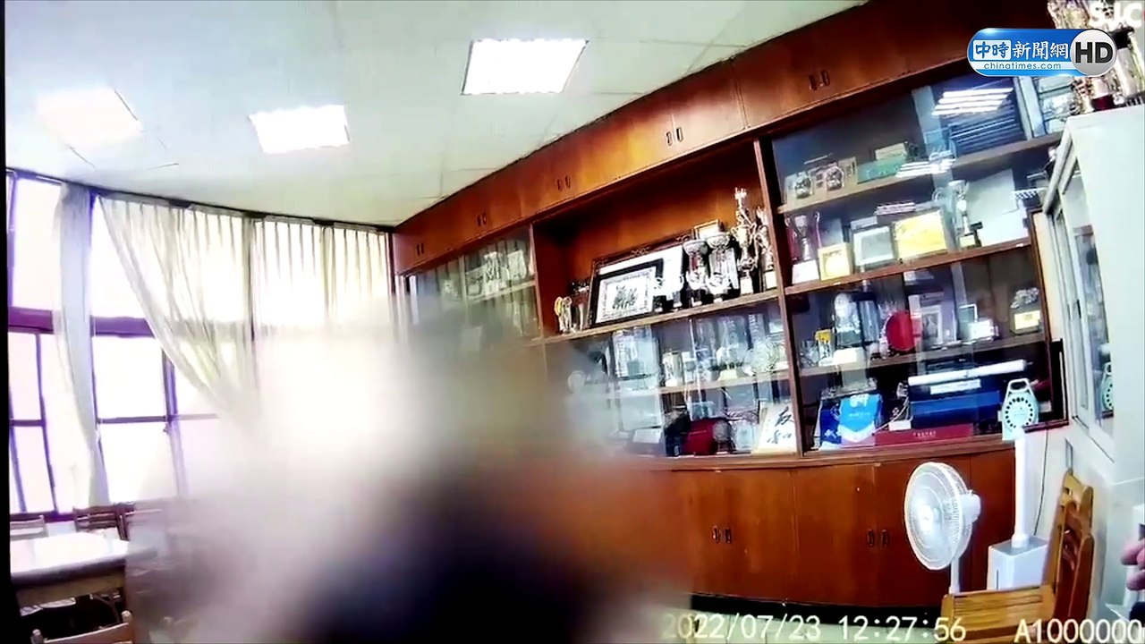 他「黃衫黑裙」戴長髮混入景美女中 學生通報逮捕「怪叔叔」畫面曝光
