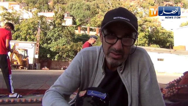 سكيكدة : ترقيع شباك الصيد... حرفة في طريق الزوال