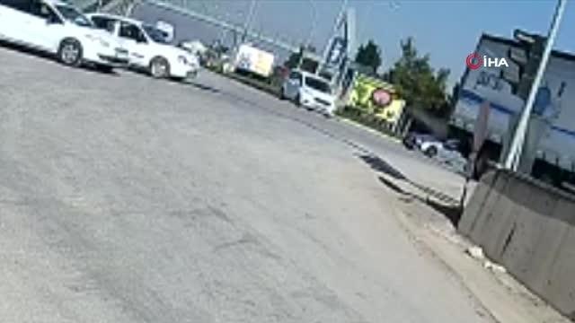 Ambulans, kırmızı ışıkta geçen otomobile böyle çarptı