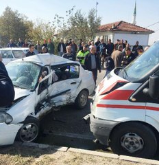 Video herunterladen: KIRMIZI IŞIKTA GEÇİNCE ARACINA AMBULANS ÇARPTI; SÜRÜCÜ YARALANDI, ANNESİ ÖLDÜ