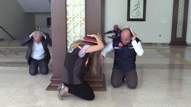 Deprem Anı, Çök Kapan Tutun ve Tahliye Tatbikatı yapıldı