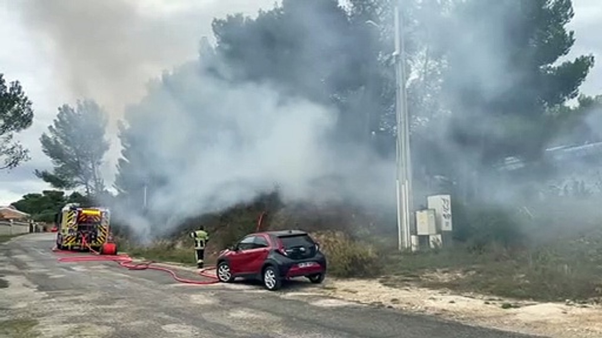 VIDEO. Les images impressionnantes d'un camion de pompiers pris au piège  par les flammes dans l'incendie de Martigues
