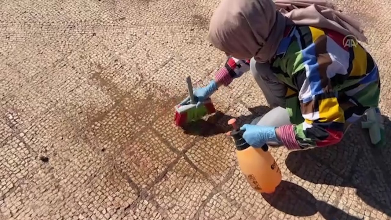 Perre Antik Kenti’nde 1800 yıllık mozaik taban bulundu