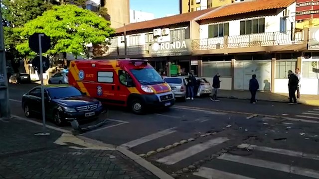 Corsa e Voyage se envolvem em forte colisão nas Ruas Vicente Machado e Mato Grosso