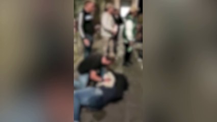 Genova, delitto con la freccia: le immagini dell'omicida che cerca di soccorrere la vittima