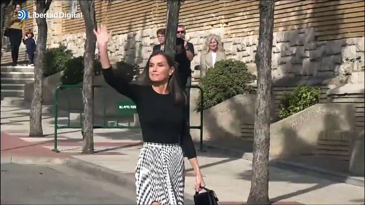 La Reina Letizia vuelve a sorprender con un llamativo agujero en su falda