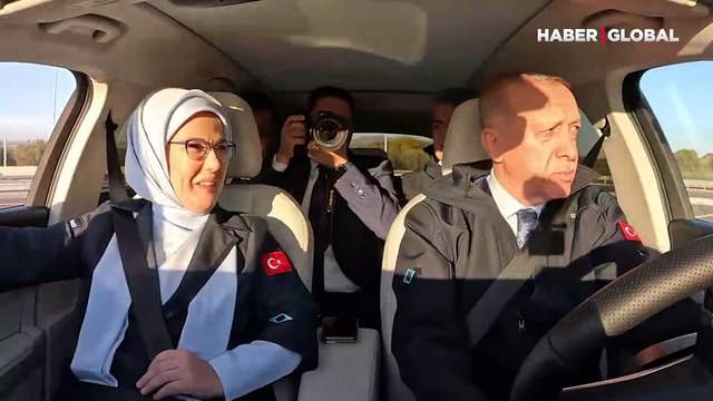 Cumhurbaşkanı Erdoğan, şarkı eşliğinde Togg direksiyonunda