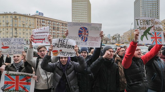 Russian protesters chant ‘Britain is a terrorist state’ at summond UK ambassador in Moscow