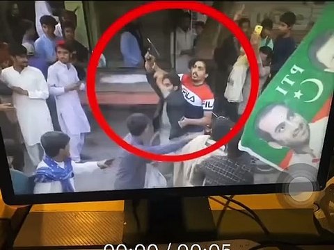 પાકિસ્તાનમાં ઇમરાન ખાનની રેલીમાં ફાયરિંગ, પૂર્વ PMને લઇ ગયા હોસ્પિટલ