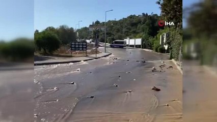 İsale hattı patladı, caddeler göle döndü