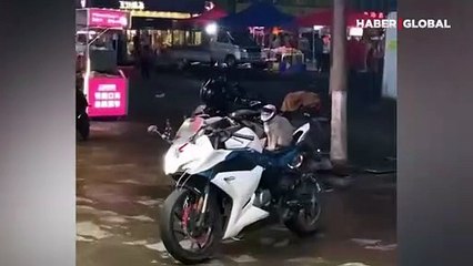 Sahibi ile motosiklete binen kedinin yolculuğu kamerada