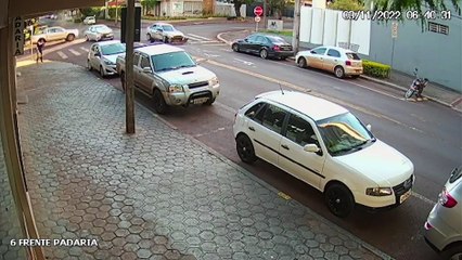 Vídeo mostra carro atravessando preferencial e se envolvendo em forte colisão no Centro