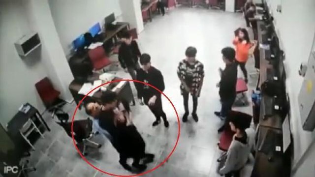 BOĞAZINA ŞEKER KAÇAN ÖĞRENCİSİNİ 'HEİMLİCH MANEVRASI' İLE KURTARDI; O ANLAR KAMERADA