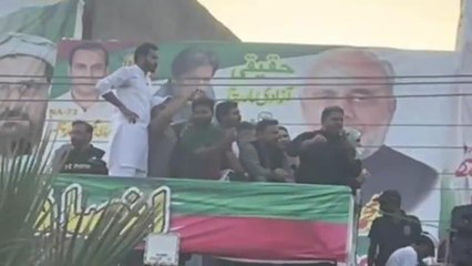 Eski Başbakanı Imran Khan Pakistan'da Saldırıya Uğradı, Bacağından Yaralandı