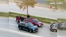 Trafiği birbirine kattılar! Araçlarını durdurup, birbirlerine sopalarla vurdular