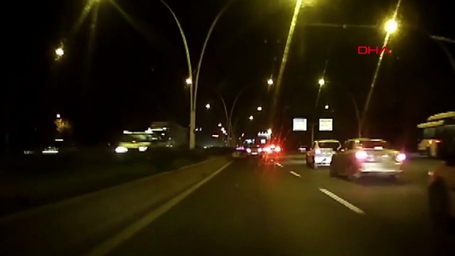 Makas atarak ilerleyen trafik magandası önce önündeki araca sonra refüje çarptı