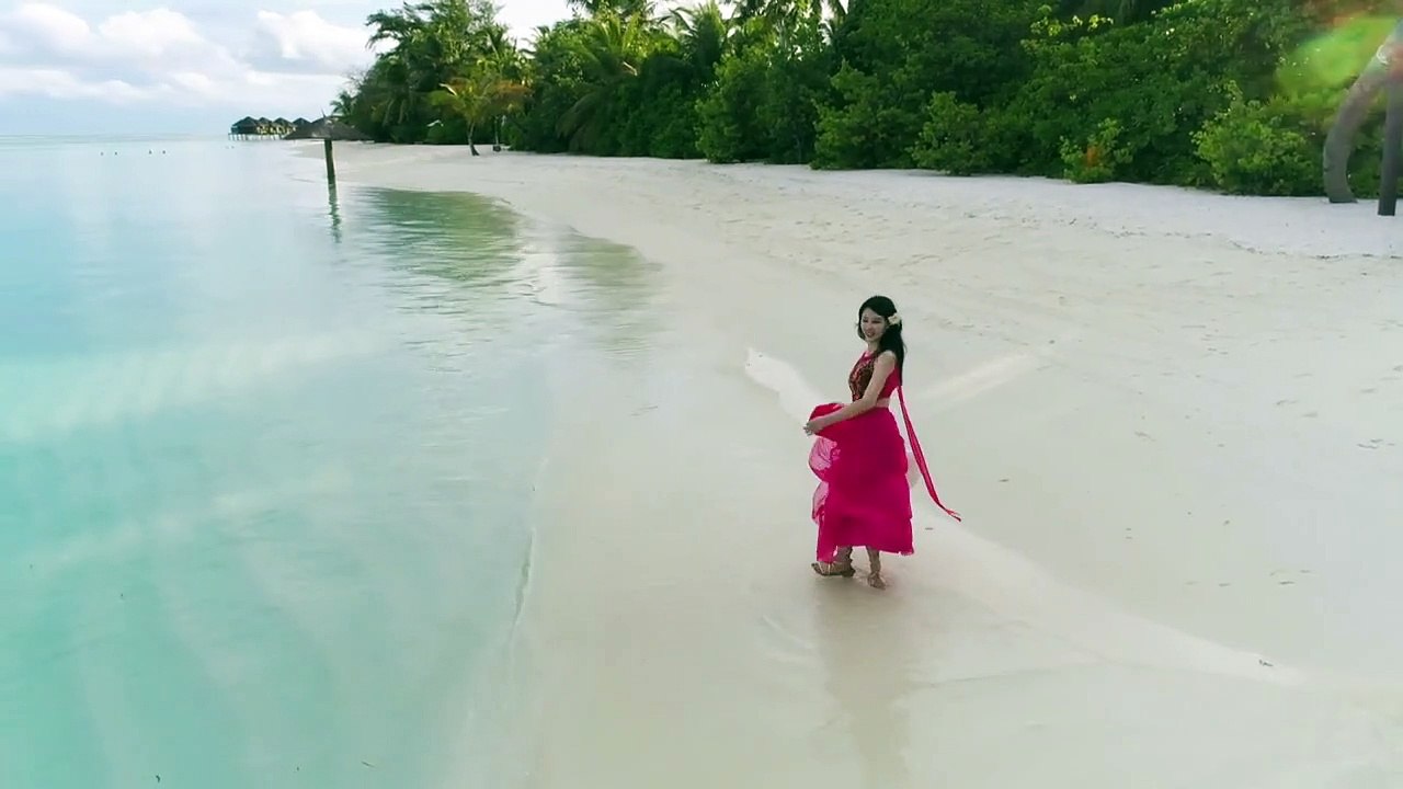 Wanita bersenang-semang dipamtaimixkit-woman-spins-in-a-circle-at-the-beach-1306-medium