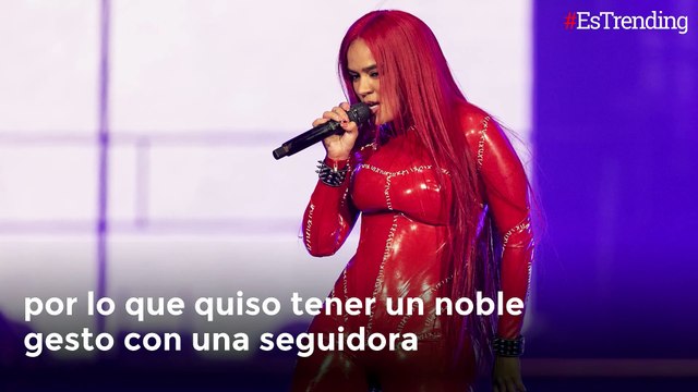 'La Bichota' te invita : Karol G premió en pleno show a fanática que ha ido a más de cinco de sus conciertos