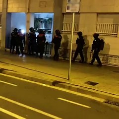 Mossos durante el desmantelamiento de un punto de venta de drogas