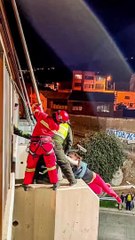 La Paz: Policías salvan a una mujer