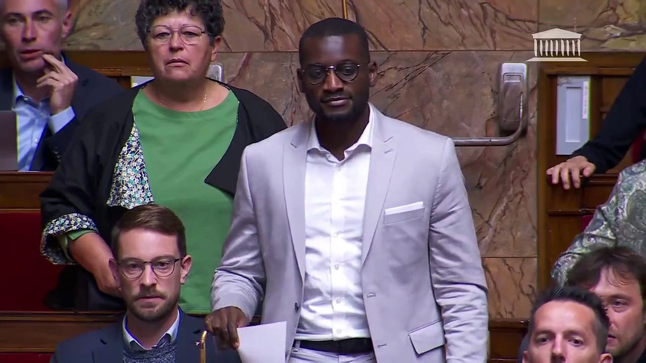 Grave incident à l'Assemblée Nationale quand un député lancé à un de ses collègues noir : "Retourne en Afrique !" provoquant un tollé et une suspension de séance.