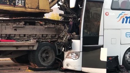 Amasya'da yolcu otobüsü, tırın taşıdığı iş makinesine çarptı: 1 kişi öldü, çok sayıda yaralı var