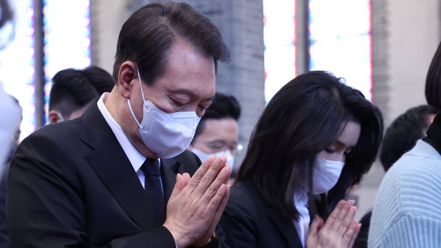 尹 부부, 명동성당 이태원 참사 추모 미사 참석 / YTN