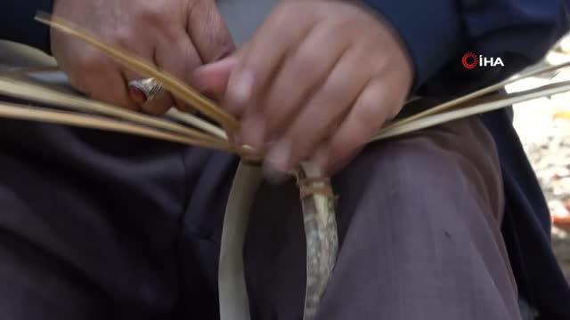 70 yaşındaki usta kafelerde sepet örerek mesleğini tanıtmaya çalışıyor