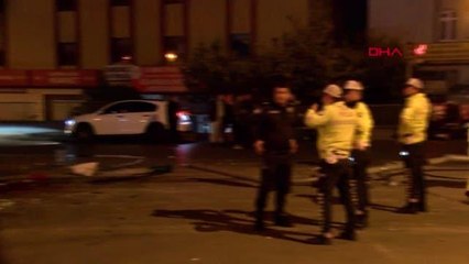 İSTANBUL-ATAŞEHİR'DE TRAFİK IŞIKLARINA ÇARPAN MİNİBÜS YAN YATTI: 1'İ AĞIR 3 YARALI