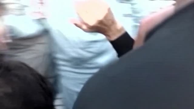El ex primer ministro paquistaní Imran Khan, herido de bala durante una protesta