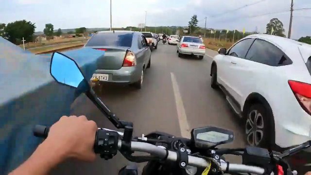Ce motard tourne la tête au mauvais moment en remontant une file de voitures