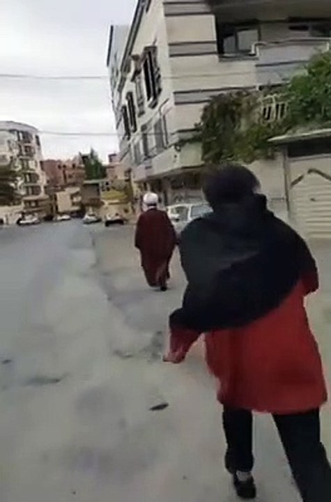 Iran: giovani dimostranti tolgono il turbante ai religiosi. Video virali sul web