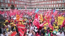 Milhares de espanhóis gritam 