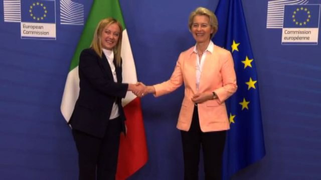 Meloni incontra vertici Ue, la stretta di mano con Von der Leyen