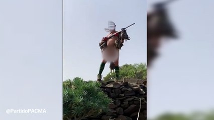 Lo nunca visto: un cazador se cuelga una perdiz de los genitales al grito de "Viva España"