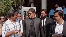 تفاصيل محاولة اغتيال عمران خان.. وصور يلوح لأنصاره معلنا نجاته