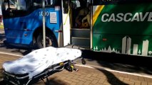 Mulher tem suspeita de fratura após sofrer queda dentro de ônibus coletivo