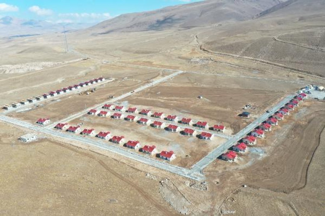 Depremzede vatandaşlara konutlarının anahtarları teslim edildi