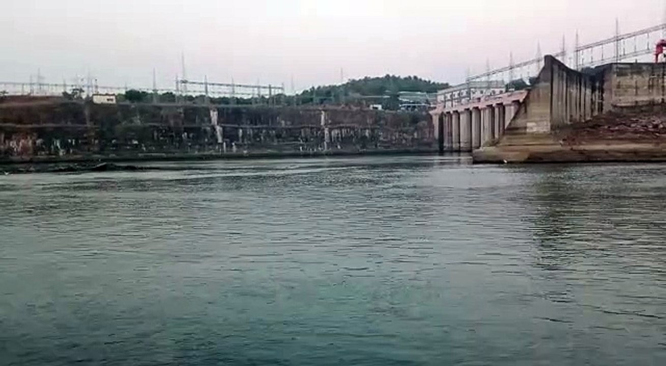 Boat capsizes in Omkareshwar, death of mother and son