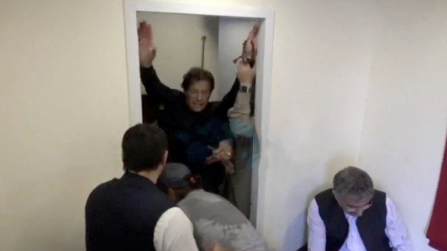 رصاصات تصيب عمران خان في لحظة سياسية فارقة في باكستان